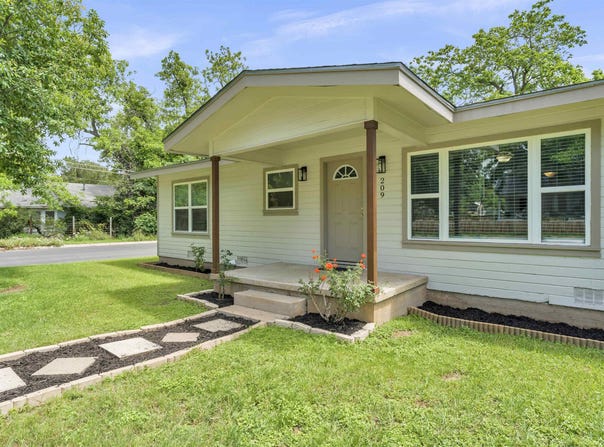 209 E Live Oak St, Burnet, TX 78611