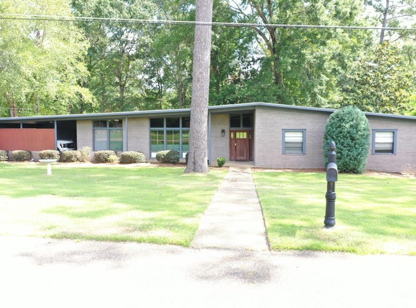 17 Glenwood Dr, Laurel, MS 39440