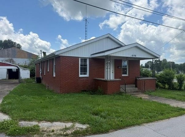 686 Cherry St, Madisonville, KY 42431