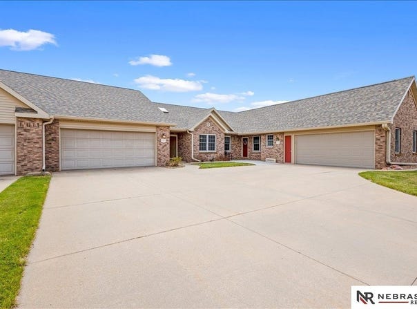 803 Clearwater Circle, Beatrice, NE 68310
