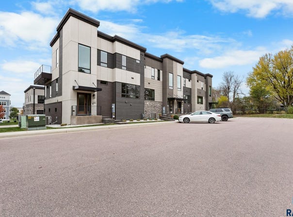 2810 S Oriya Pl, Sioux Falls, SD 57106