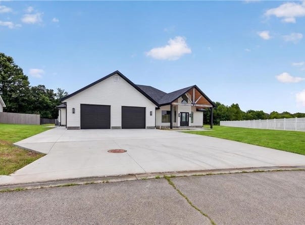 123 Vals Lane, Frontenac, KS 66762
