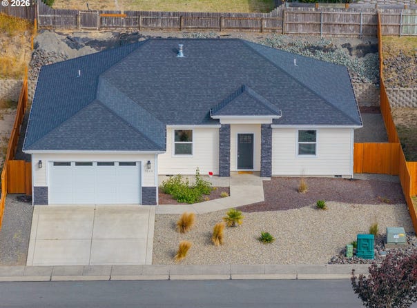 1849 STEELHEAD St, NorthBend, OR 97459