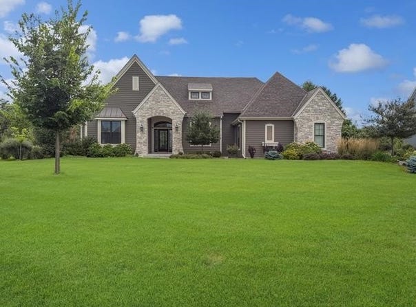 N18W24703 STILL RIVER Drive, PEWAUKEE, WI 53072