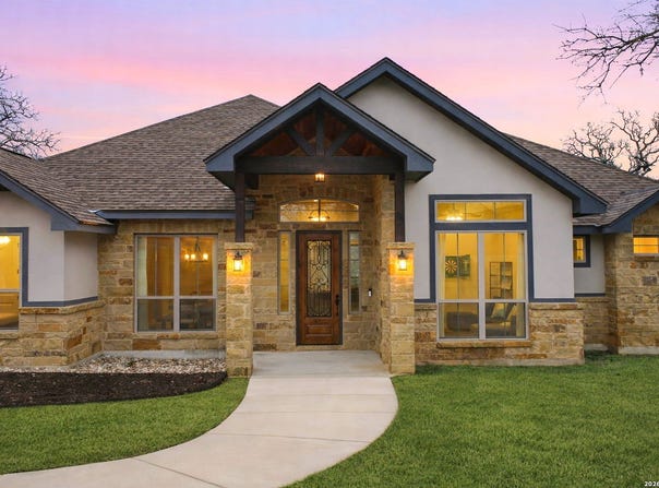 117 Crescent Rdg, Adkins, TX 78101