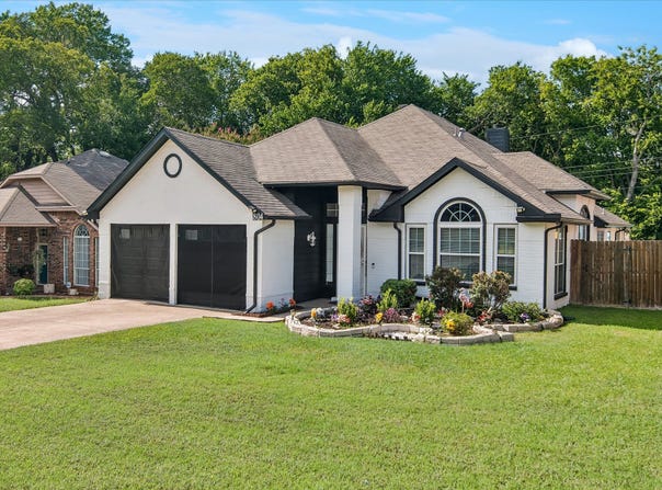 804 Clover Hill Lane, Cedar Hill, TX 75104