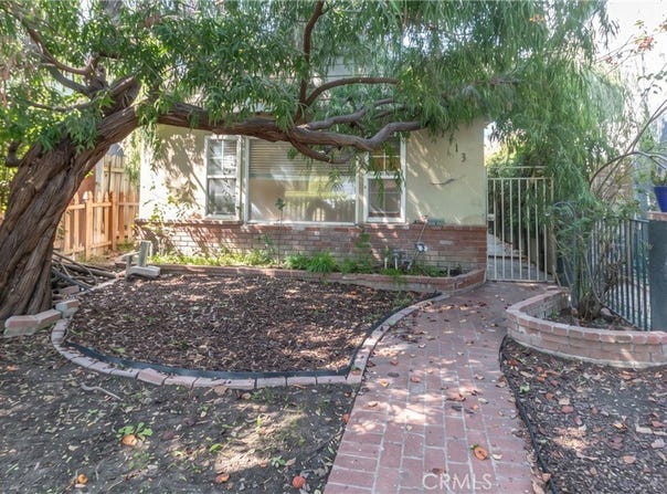 2913 W Chandler Boulevard, Burbank, CA 91505