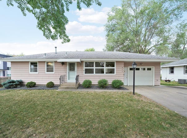 903 Parallel Street, Chaska, MN 55318