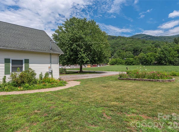 1075 Moody Farm Road, Maggie Valley, NC 28751