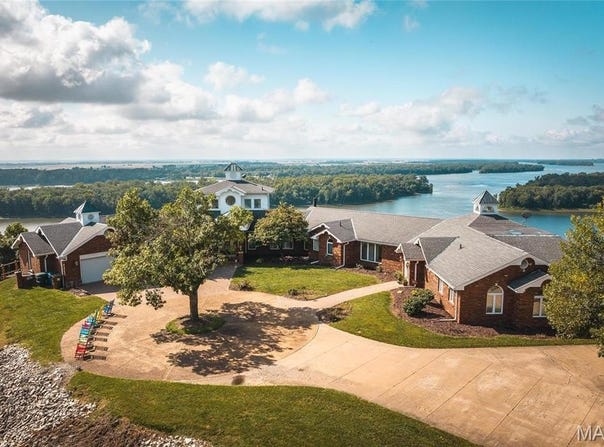 1 Tara Point Drive, Grafton, IL 62037