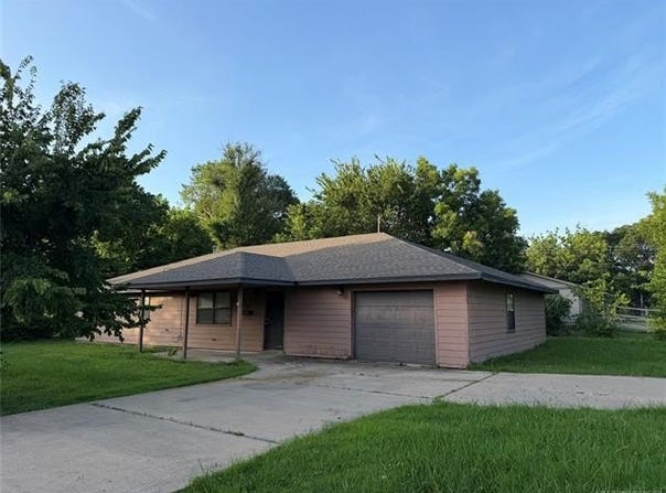 215 NE 7th Street, Checotah, OK 74426