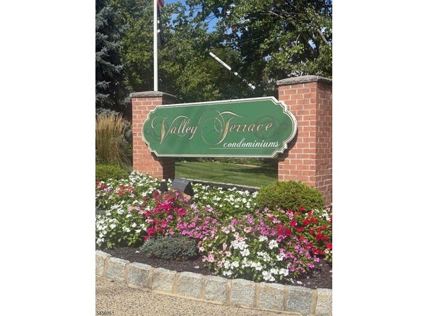 52 Knox Ter, Wayne Twp., NJ 07470-2318
