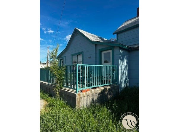 303 E 1st Street E, Roundup, MT 59072