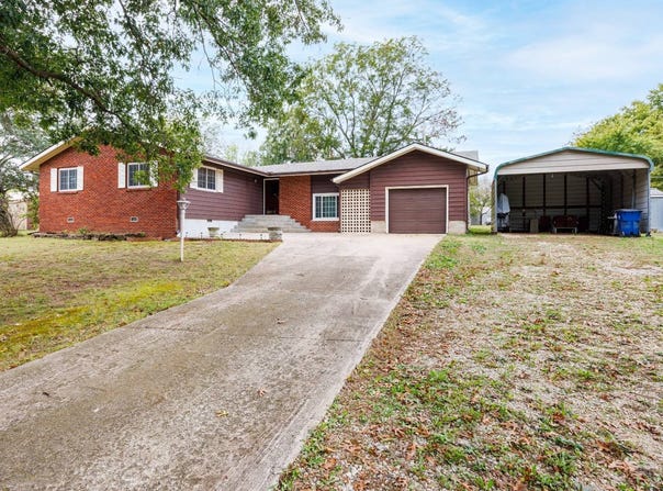 106 S Smith St, Caney, KS 67333