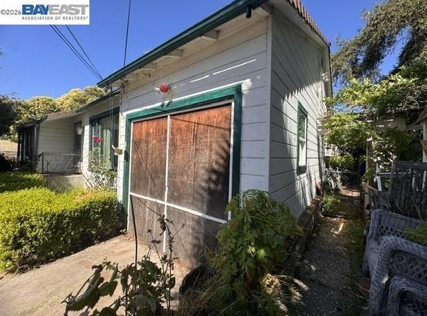 2080 East Ave, Hayward, CA 94541