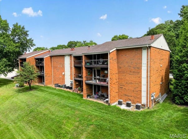 1920 Hunting Lake Court, St Louis, MO 63122