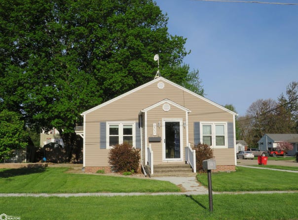 203 6th St SW, Hampton, IA 50441