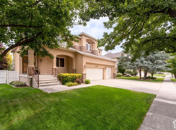 1208 W SADDLE BLUFF Dr, Murray, UT 84123