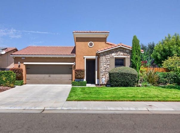 3745 Robinwood Avenue, Clovis, CA 93619