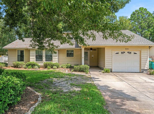 921 Nutmeg Avenue, Niceville, FL 32578