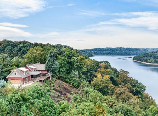 2070 Holly Bend Dr, Byrdstown, TN 38549