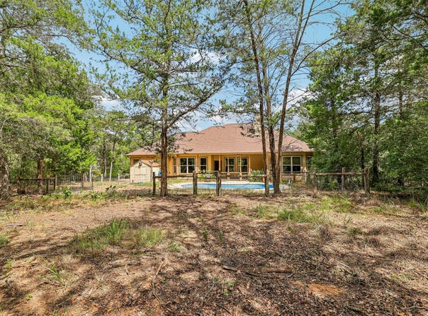 267 Corral Rd, Smithville, TX 78957