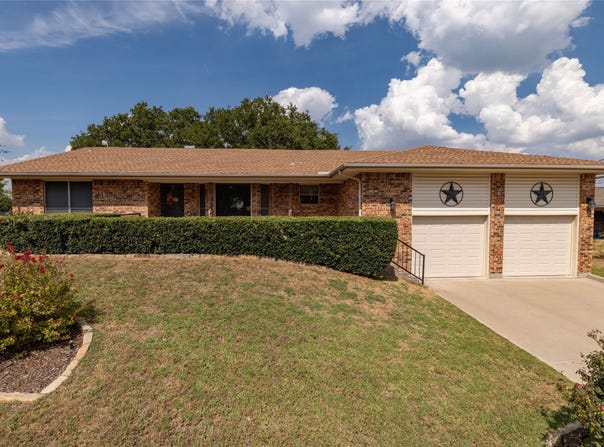 304 Lakeview Drive, Runaway Bay, TX 76426