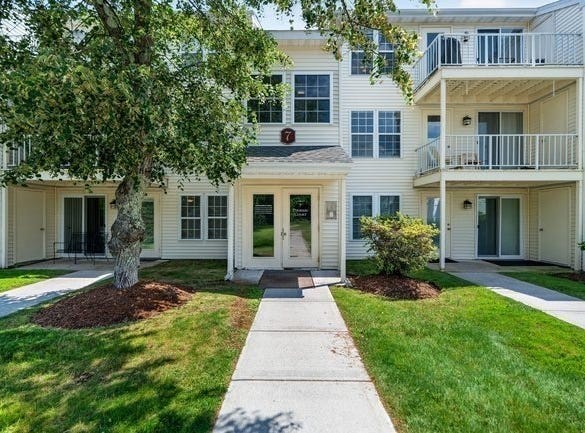 7 Thoreau Ct, Natick, MA 01760