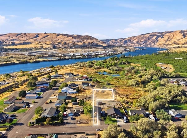217 E St, Dallesport, WA 98617