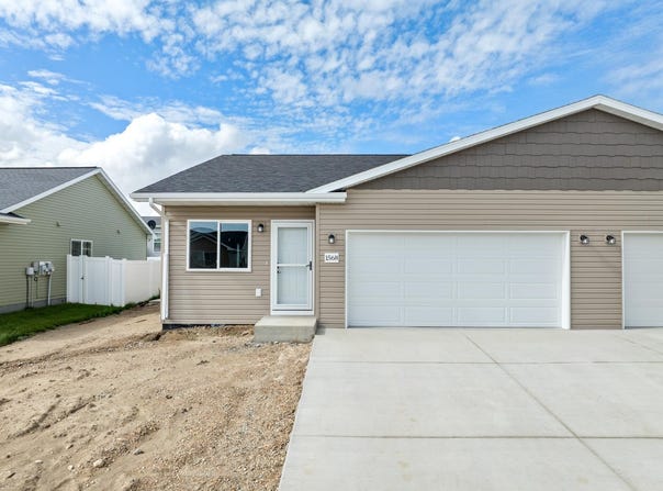 1568 47th Loop SE, Minot, ND 58701