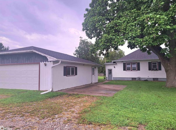 2105 N E Avenue, Lovilia, IA 50150