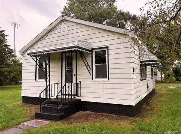 2254 E Bergin Avenue, Burton, MI 48529