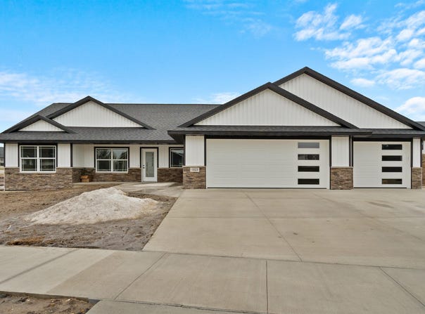 1023 Oakview Drive, Manchester, IA 52057-0000