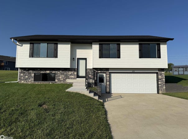 619 W Valley Drive, Carroll, IA 51401