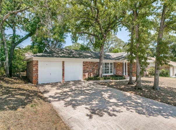 612 Forest Lane, Hurst, TX 76053