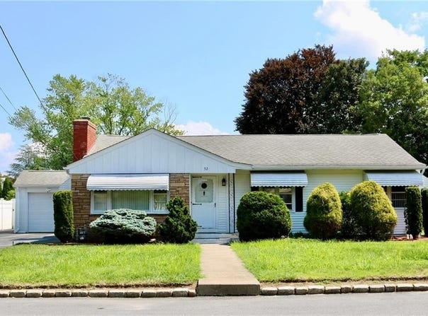52 Kenyon Road, Cranston, RI 02910