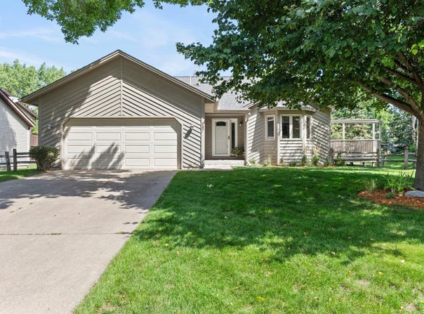 987 Kettle Creek Road, Eagan, MN 55123