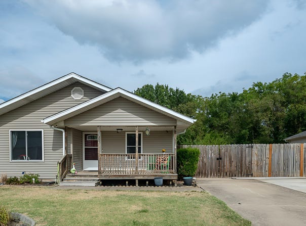 1202 N Oak Park Drive, Springfield, MO 65802