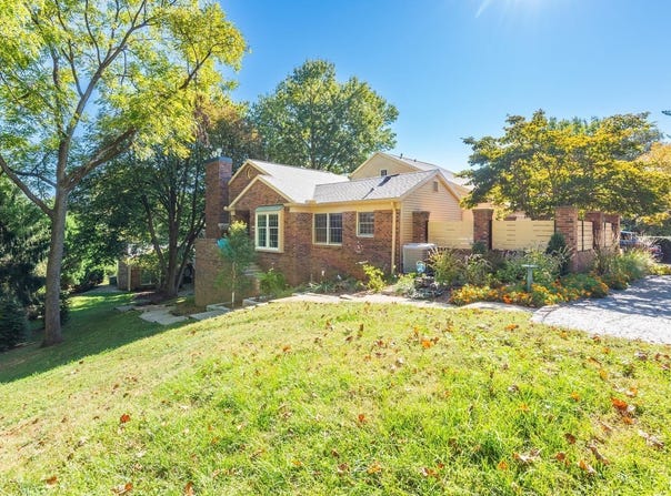 2633 E Windermere Woods Drive, Bloomington, IN 47401