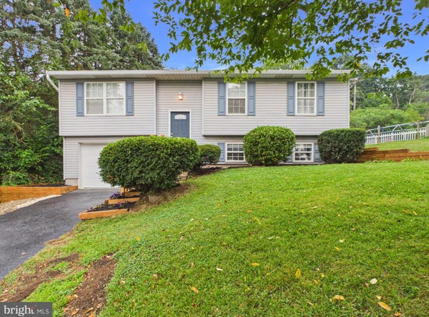 200 CANARY Circle, YORK, PA 17404