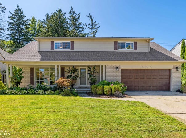 525 Saddle Lane, Grosse Pointe Woods, MI 48236