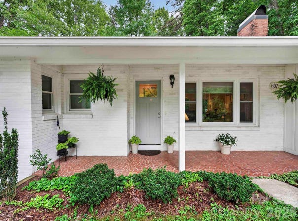 52 Melody Lane, Saluda, NC 28773