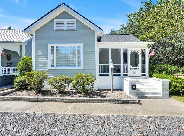 319 Clarendon Avenue, Southport, NC 28461