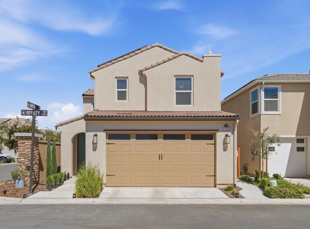 1123 Royalty Way W, Madera, CA 93636
