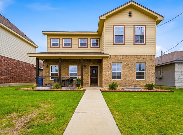 776 Crestview, Floresville, TX 78114