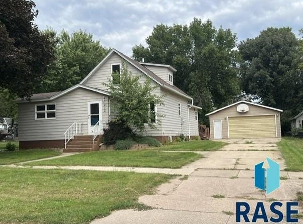212 E College Ave, Howard, SD 57349