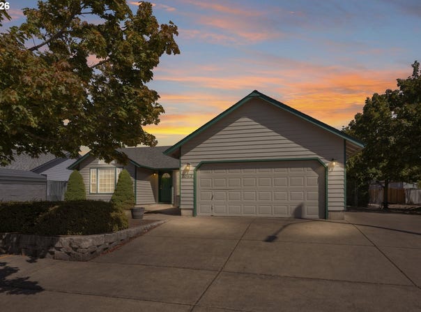 2362 LOCH Dr, Springfield, OR 97477