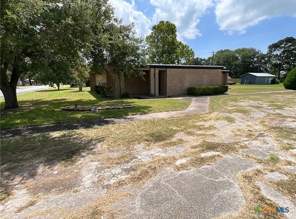 102 Brown Street, Edna, TX 77957