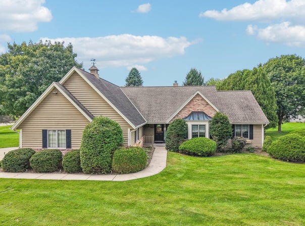 435 Nickelby Ct, Delafield, WI 53018
