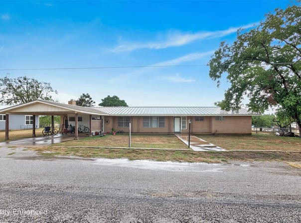 1205 W Haynie St, Llano, TX 78643